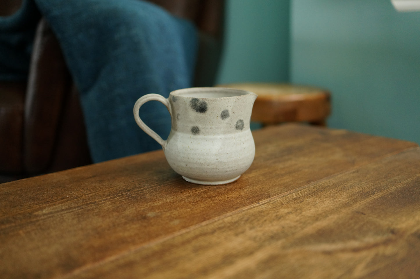Dog pouring vessel